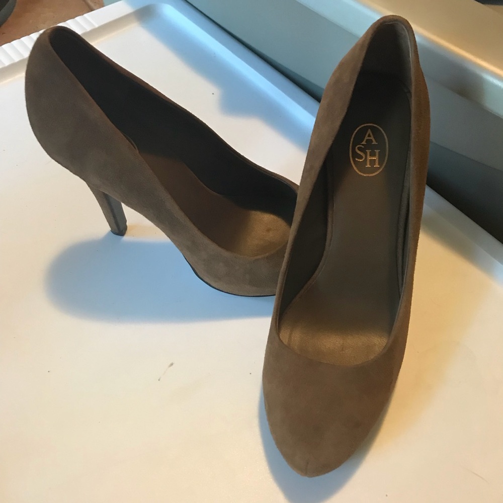 Chestnut Brown suede pumps
